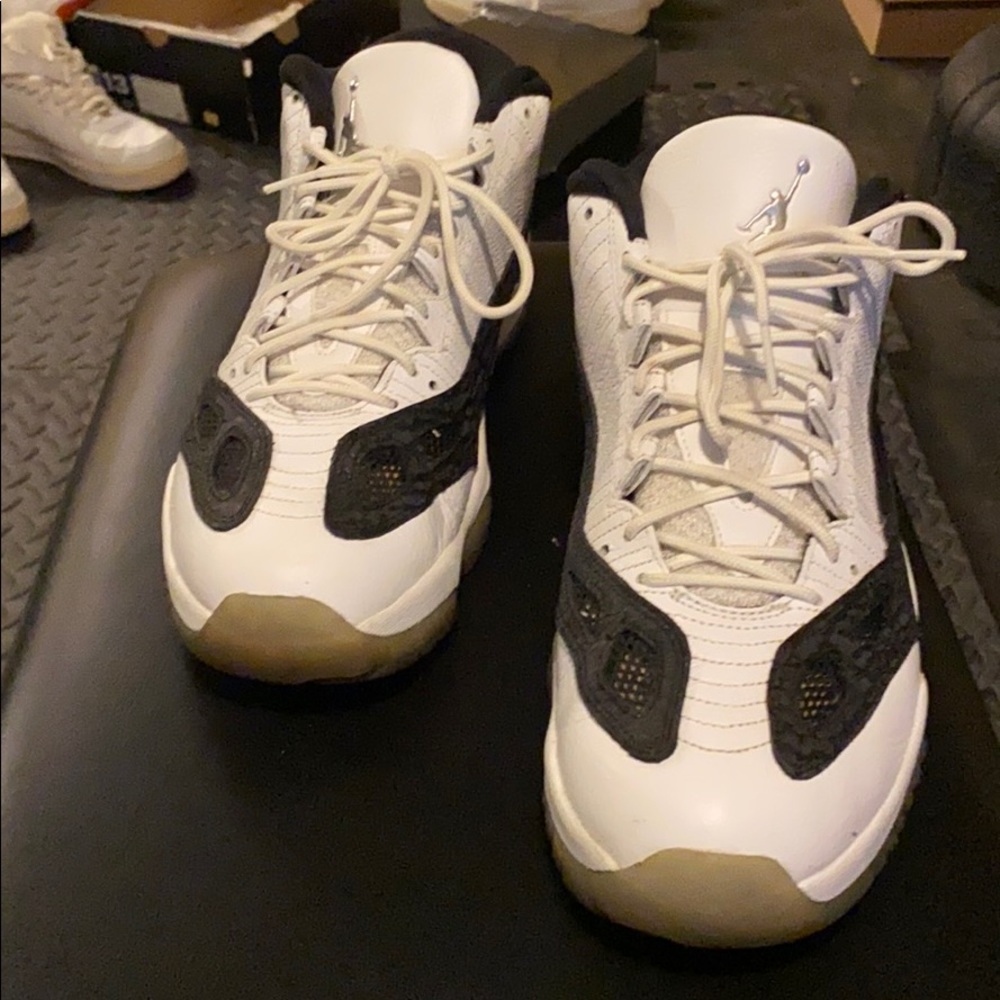 2104 Jordan XI retro low IE Black/White